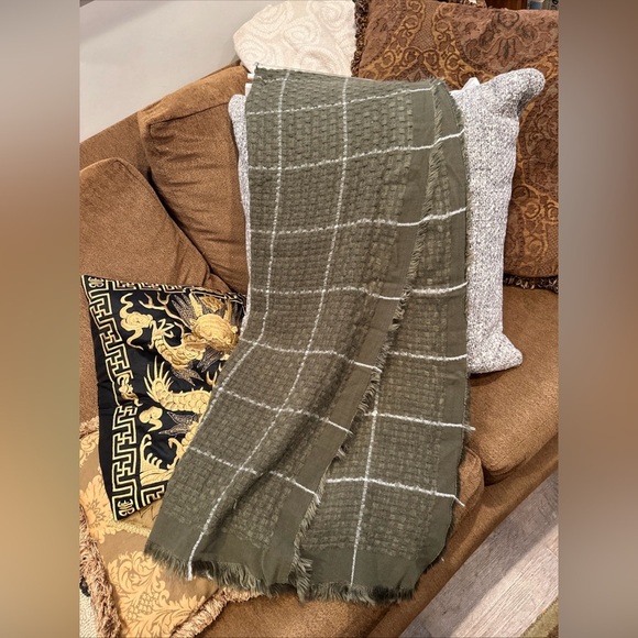 Brooks Brothers New Decorative Throw Green & White Textured 50”x 70”  Soft - Picture 1 of 3